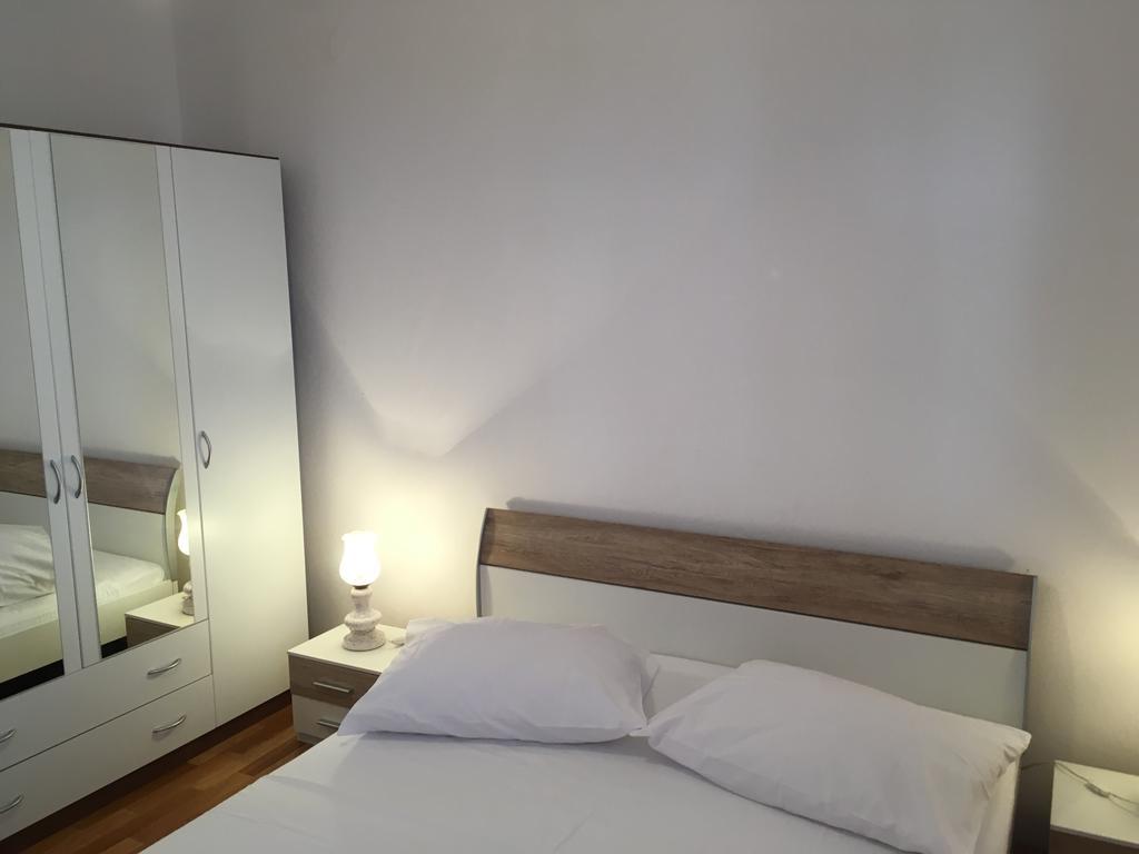 Apartment Marina มาลีโลชินจ์ ภายนอก รูปภาพ